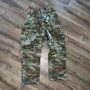 💙 NWT Brand New 5.11 digicamo tactical pants